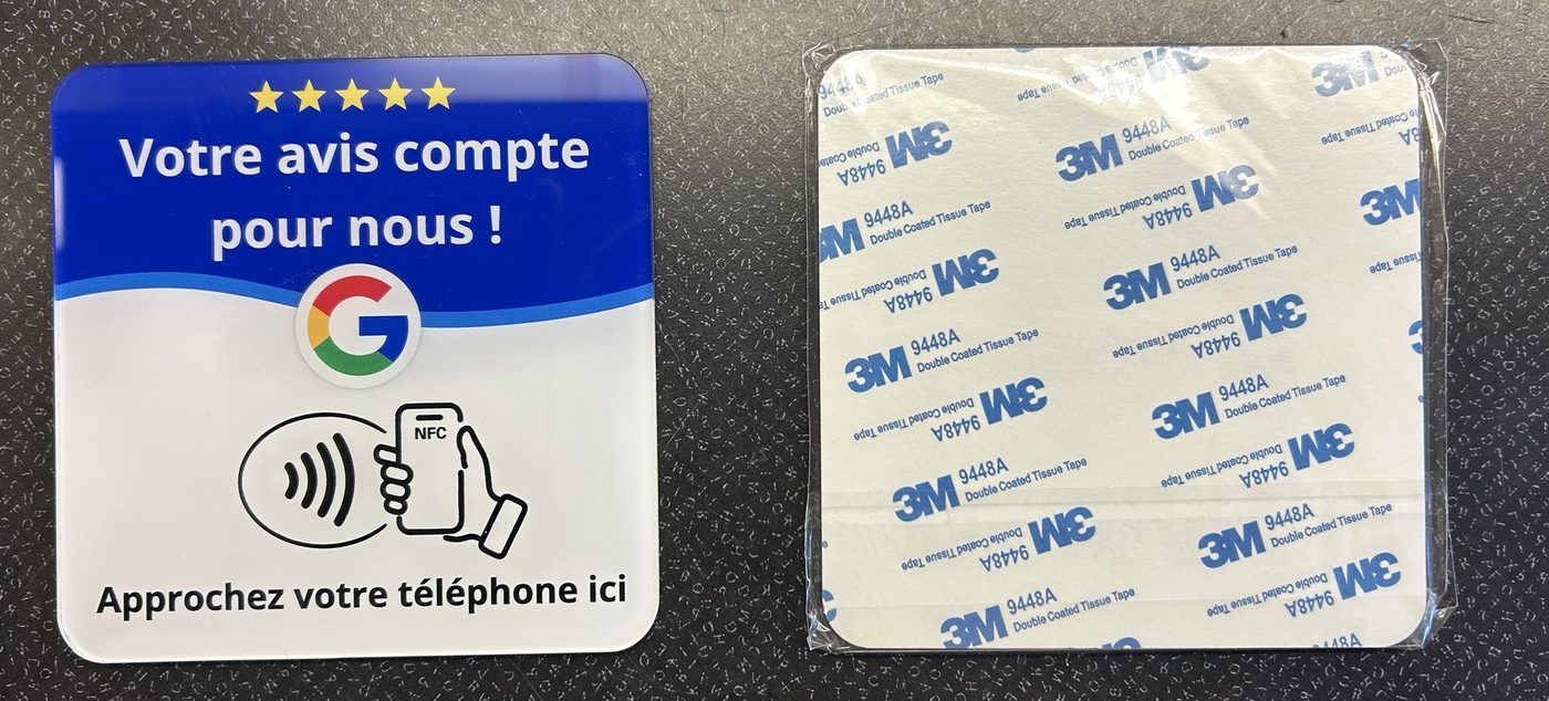 Plaque NFC « Votre avis compte pour nous ! », de face, et son dos à adhésif 3M dans sa pochette